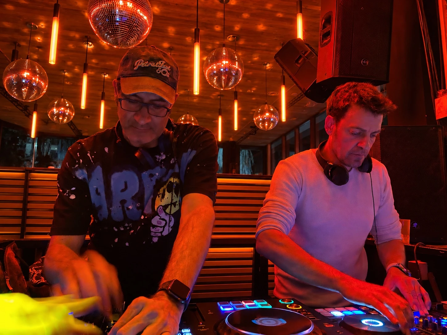 Aerolíneas Zeta en directe, a la cabina sota les boles de discoteca
